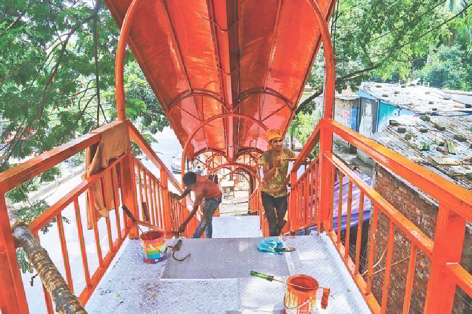 শাহবাগের শিশুপার্ক সংলগ্ন পদচারী–সেতুটি রঙ করা হচ্ছে। সম্প্রতি তোলা ছবি। সাবরিনা ইয়াসমীন