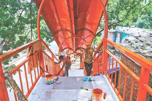 শাহবাগের শিশুপার্ক সংলগ্ন পদচারী–সেতুটি রঙ করা হচ্ছে। সম্প্রতি তোলা ছবি।  সাবরিনা ইয়াসমীন