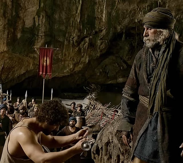 ‘থাগস অব হিন্দোস্থান’ ছবির দৃশ্যে আমির খান ও অমিতাভ বচ্চন