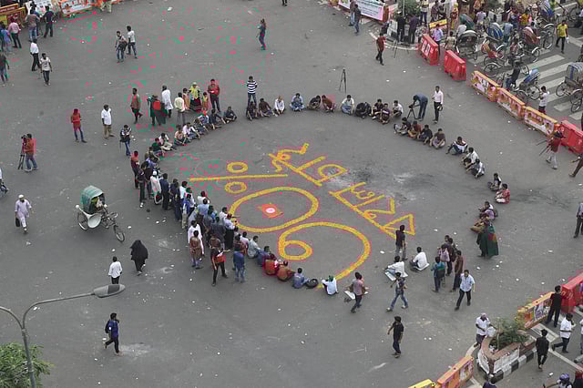 ৩০ শতাংশ মুক্তিযোদ্ধা কোটা বহাল রাখার দাবিতে তাঁরা সড়কে অবস্থান নেন।