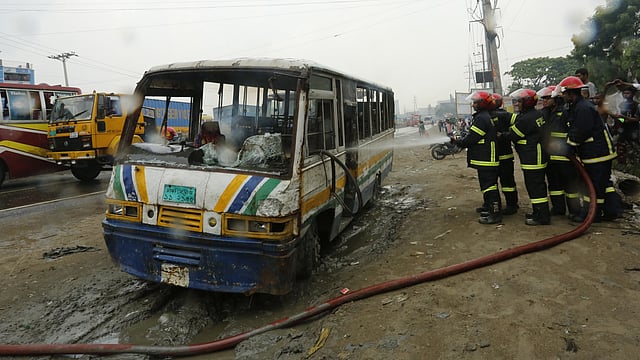 কয়েকটি গাড়িতে অগ্নিসংযোগ ও ভাঙচুরের ঘটনা ঘটে। ঢাকা-চট্টগ্রাম মহাসড়ক, কাঁচপুর, নারায়ণগঞ্জ, ৪ অক্টোবর। ছবি: হাসান রাজা