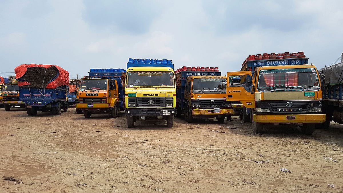 পদ্মা নদীতে নাব্যতা–সংকটে বন্ধ রয়েছে ফেরি চলাচল। ফলে কাঁঠালবাড়ি ঘাটের টার্মিনালে আটকা পড়েছে কয়েক শ পণ্যবাহী ট্রাক। ছবি: প্রথম আলো