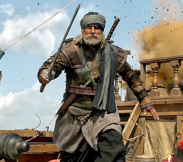 ‘থাগস অব হিন্দোস্থান’ ছবিতে অ্যাকশন দৃশ্যে অমিতাভ বচ্চন