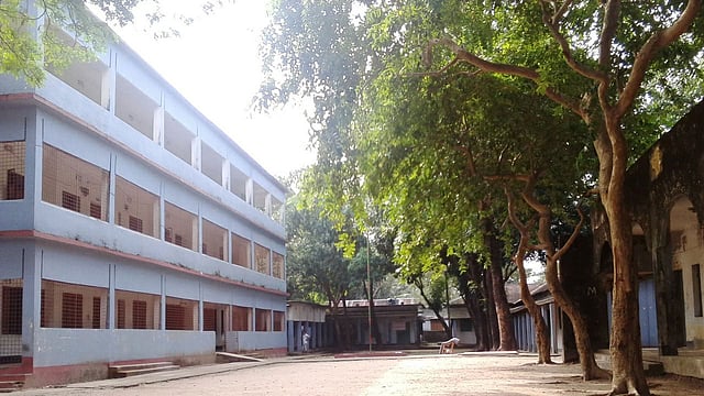 তাহিরপুরের এই শিক্ষাপ্রতিষ্ঠানেই কর্মরত ছিলেন নাসির উদ্দিন।