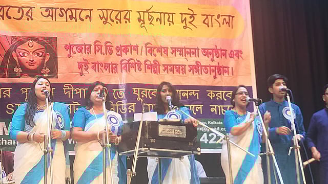 সত্যেন সেন শিল্পী গোষ্ঠীর পরিবেশনা। ছবি: ভাস্কর মুখার্জি