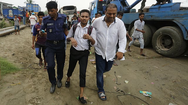 বিক্ষোভে অংশ নেওয়া এক শিক্ষার্থীকে ধরে নিয়ে যাচ্ছে পুলিশ সদস্যরা। ঢাকা-চট্টগ্রাম মহাসড়ক, কাঁচপুর, নারায়ণগঞ্জ, ৪ অক্টোবর। ছবি: হাসান রাজা