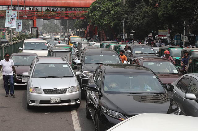 শাহবাগ মোড় অবরোধ করায় যান চলাচল ব্যাহত হচ্ছে। ওই এলাকায় তীব্র যানজটের সৃষ্টি হয়েছে।