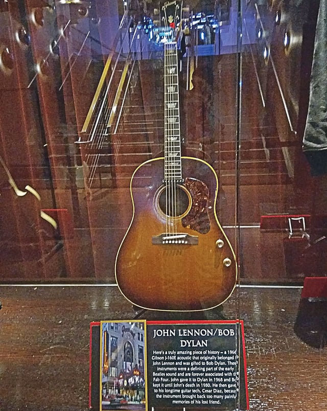 জর্জ লেনন যে গিঢারটি উপহার দিয়েছিলেন বব ডিলানকে