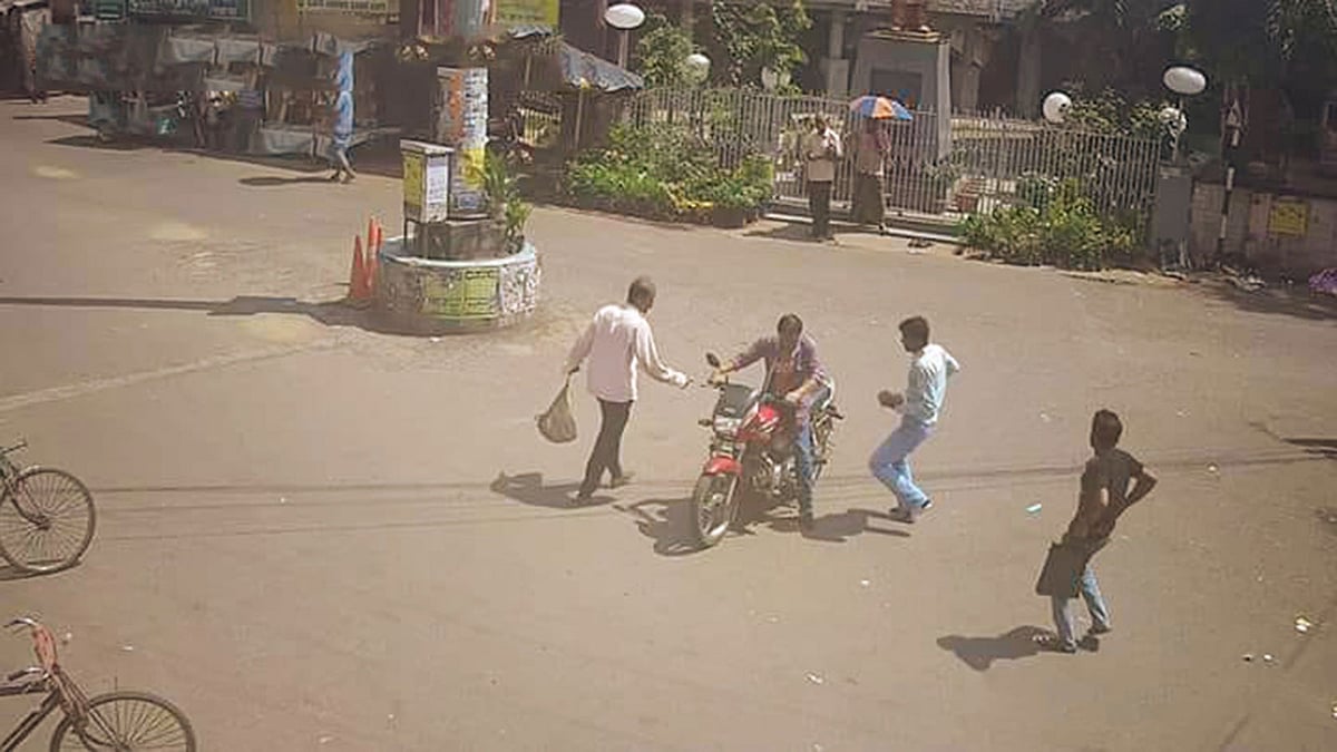 পুলিশের অস্ত্র কেড়ে নিয়ে পুলিশকেই গুলি করে মোটরসাইকেলে করে পালানোর চেষ্টা দুষ্কৃতকারীর। পূর্ব মেদিনীপুর, ভারত, ৪ অক্টোবর। (সিসিটিভির ভিডিও ফুটেজ থেকে সংগৃহীত ছবি)