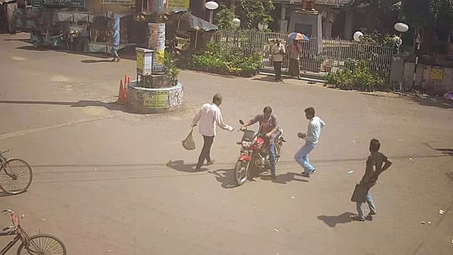 পুলিশের অস্ত্র কেড়ে নিয়ে পুলিশকেই গুলি করে মোটরসাইকেলে করে পালানোর চেষ্টা দুষ্কৃতকারীর। পূর্ব মেদিনীপুর, ভারত, ৪ অক্টোবর। (সিসিটিভির ভিডিও ফুটেজ থেকে সংগৃহীত ছবি)