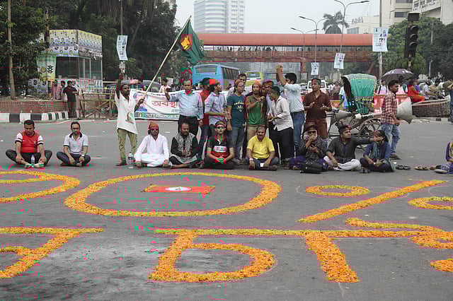 মুক্তিযোদ্ধা কোটা বহাল রাখা ছাড়াও আরও কয়েকটি দাবিতে তাঁরা স্লোগান দিচ্ছেন।