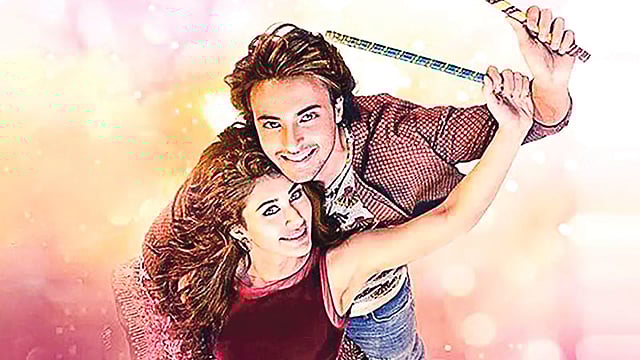 লাভযাত্রী ছবিতে ওয়ারিনা হুসেন ও আয়ুশ শর্মা