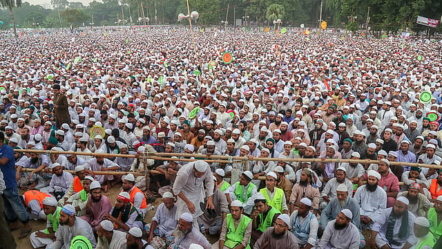 রাজধানীর সোহরাওয়ার্দী উদ্যানে আজ শুক্রবার মহাসমাবেশ করে ইসলামী আন্দোলন। ছবি: সাজিদ হোসেন