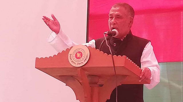 উন্নয়ন মেলায় বক্তব্য রাখছেন সাবেক সাংসদ ও টেকনাফ উপজেলা আওয়ামী লীগের সভাপতি মোহাম্মদ আলী। ছবি: প্রথম আলো