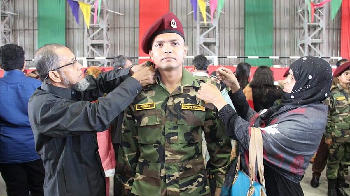 ক্যাপ্টেন ডা. মোহাম্মদ শরফুদ্দিন পাটোয়ারীকে পিপস পরিয়ে দিচ্ছেন বাবা-মা। ছবি: লেখক