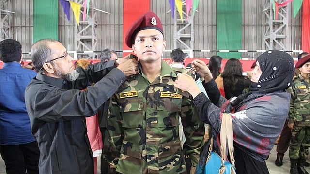 ক্যাপ্টেন ডা. মোহাম্মদ শরফুদ্দিন পাটোয়ারীকে পিপস পরিয়ে দিচ্ছেন বাবা-মা। ছবি: লেখক