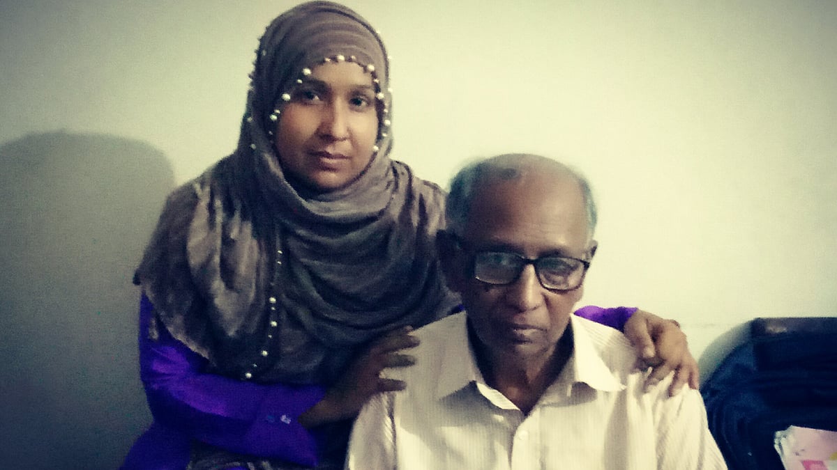 প্রিয় শিক্ষকের সঙ্গে শারমিন রহমান। ছবি: লেখিকা