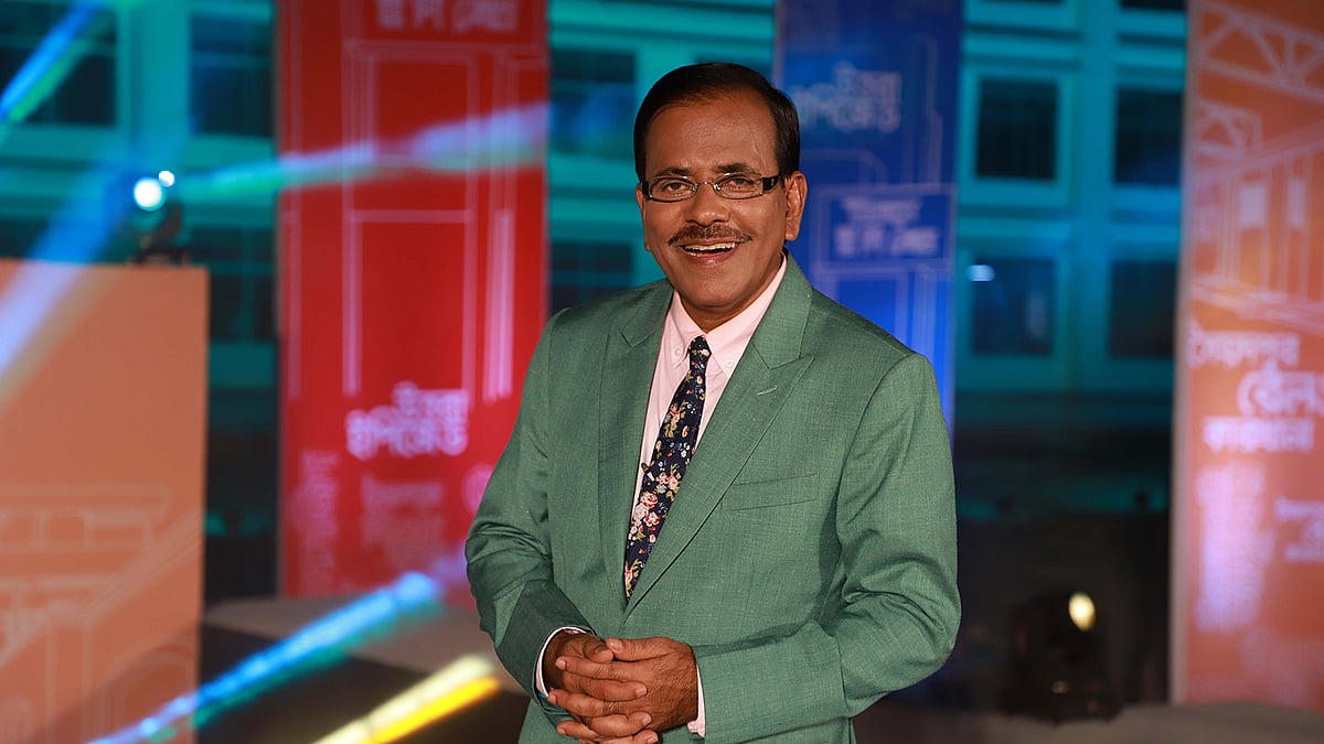‘ইত্যাদি’র দৃশ্যে হানিফ সংকেত। ম্যাগাজিন অনুষ্ঠানটি তিনি গ্রন্থনা, পরিচালনা ও উপস্থাপনা করেছেন
