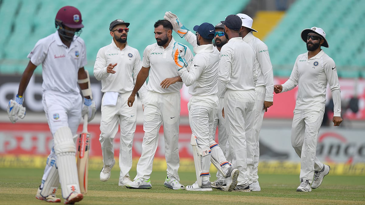 ব্রাফেটকে তুলে নেওয়ার পর সতীর্থদের সঙ্গে শামির উদযাপন। ছবি: এএফপি