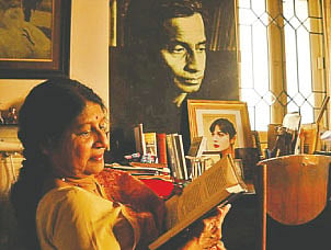 নিজের বাড়িতে দময়ন্তী বসু সিং (৯ জানুয়ারি ১৯৪০—১৯ সেপ্টেম্বর ২০১৮ )। ছবি: সংগৃহীত