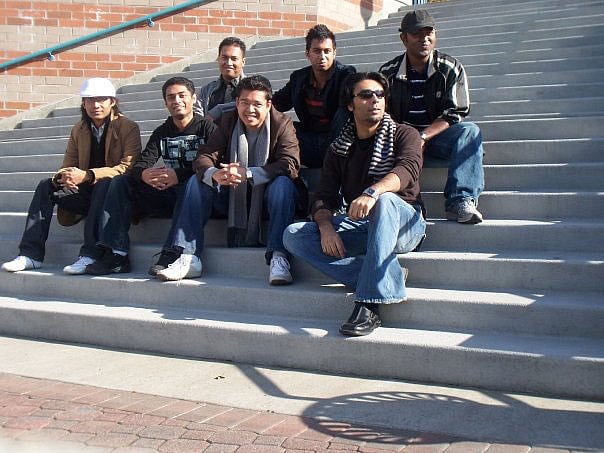 স্কুলবন্ধুদের সঙ্গে কাজী নাঈম আল রশিদ (প্রথম সারির ডানে)