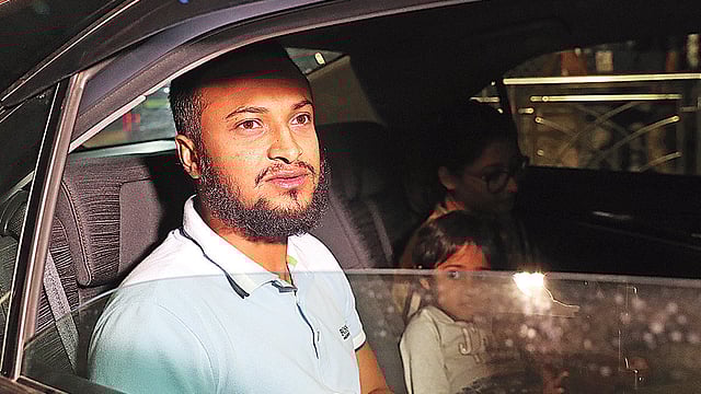 এশিয়া কাপ অভিযানের মাঝপথে হঠাৎ করেই দুবাই থেকে ফিরেছিলেন সাকিব। ছবি: প্রথম আলো