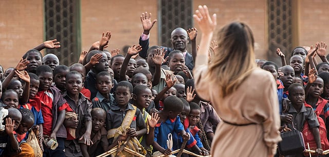 সিপালা প্রাইমারি স্কুলের শিক্ষার্থীদের সঙ্গে মেলানিয়া ট্রাম্প। লিলংইউ, মালাবি, ৪ অক্টোবর। ছবি: এএফপি