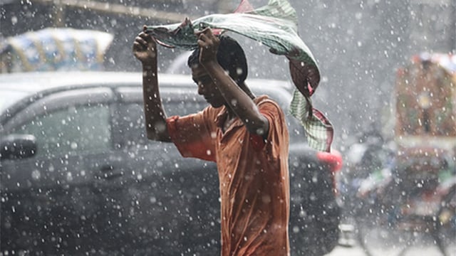 বিকেলের এক পশলা বৃষ্টিতে স্বস্তি নগরজীবনে। গতকাল ঢাকা বিশ্ববিদ্যালয়ের টিএসসিতে। ছবি: প্রথম আলো