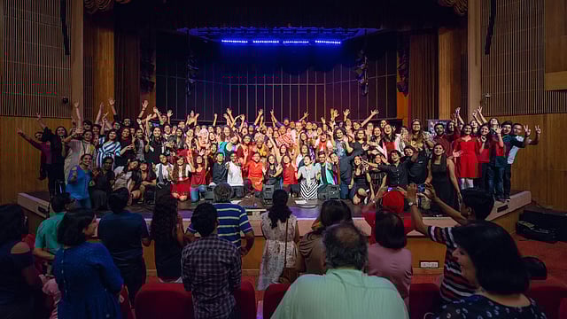 হ্যাবিট্যাট সেন্টারে পরিবেশনার মুহূর্ত