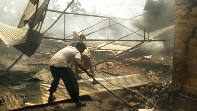 বিস্ফোরণে ক্ষতিগ্রস্ত কারখানায় চলে উদ্ধার তৎপরতা। ছবি: ভাস্কর মুখার্জি