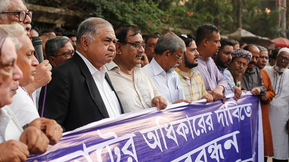 জাতীয় প্রেসক্লাবের সামনে ‘ভোটের অধিকারের দাবিতে’ আয়োজিত মানববন্ধনে ড. কামাল হোসেন। ঢাকা, ০৭ অক্টোবর। ছবি: হাসান রাজা