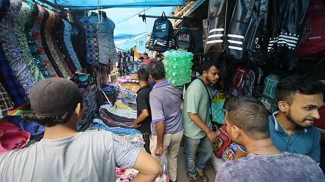 বঙ্গবন্ধু অ্যাভিনিউ এলাকার ফুটপাত ও সড়ক হকারদের দখলে