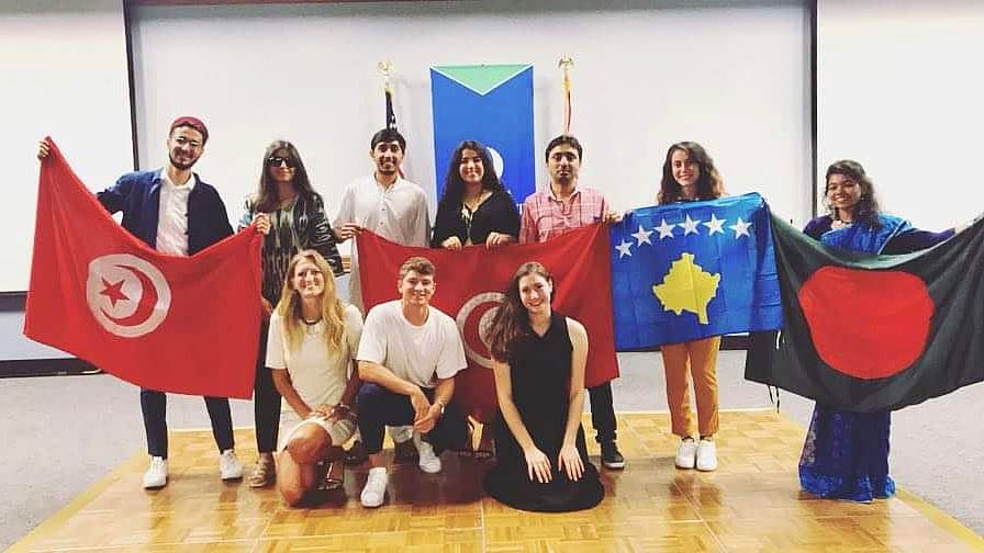 সাংস্কৃতিক বিনিময়ের এই সুযোগে পরিচয় হয় নানা দেশের শিক্ষার্থীদের সঙ্গে। ছাত্রছাত্রীদের সঙ্গে লেখক (ডানে) ছবি : সংগৃ হীত