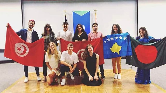 সাংস্কৃতিক বিনিময়ের এই সুযোগে পরিচয় হয় নানা দেশের শিক্ষার্থীদের সঙ্গে। ছাত্রছাত্রীদের সঙ্গে লেখক (ডানে) ছবি : সংগৃ হীত