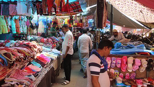 বায়তুল মোকাররম মসজিদ এলাকায় ফুটপাতের অস্তিত্ব খুঁজে পাওয়া দুষ্কর