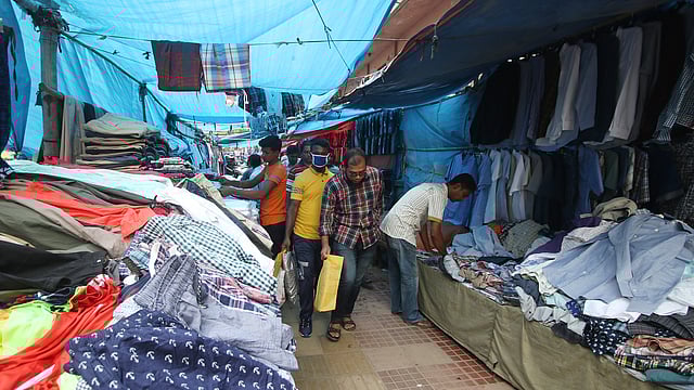 পুরানা পল্টন এলাকার ফুটপাতে চলতে পথচারীদের বেগ পেতে হয়