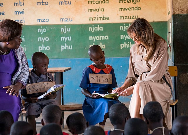 সিপালা প্রাইমারি স্কুলের শিক্ষার্থীদের সঙ্গে মেলানিয়া ট্রাম্প। লিলংইউ, মালাবি, ৪ অক্টোবর। ছবি: সংগৃহীত