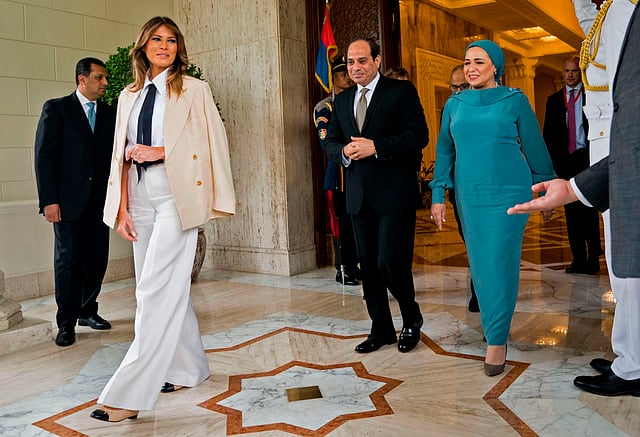 মিসরের প্রেসিডেন্টে আবদেল ফাত্তাহ আল-সিসি ও তাঁর স্ত্রী ইনতিসার আমের আল-সিসির সঙ্গে মেলানিয়া ট্রাম্প। প্রেসিডেনশিয়াল প্যালেস, কায়রো, মিসর, ৬ অক্টোবর। ছবি: এএফপি