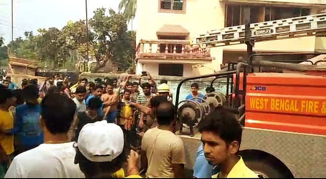 বিস্ফোরণের পর ঘটনাস্থলে আসে ফায়ার সার্ভিসের গাড়ি। ছবি: ভাস্কর মুখার্জি