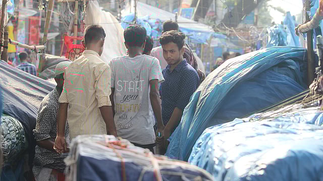 ফার্মগেট এলাকার ফুটপাতের দোকানপাট বন্ধ, তারপরও চলাচলে বিপাকে পড়ছেন পথচারীরা