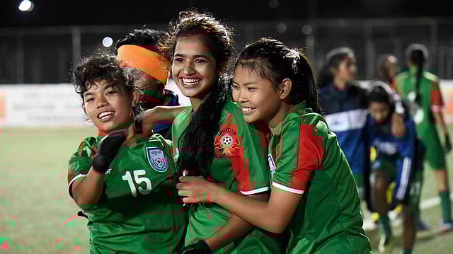 তার গোলেই এল শিরোপা, তাই মাসুরাকে (মাঝে) ঘিরে চলছে উদ্‌যাপন। ছবি: ভুটান ফুটবল ফেডারেশন