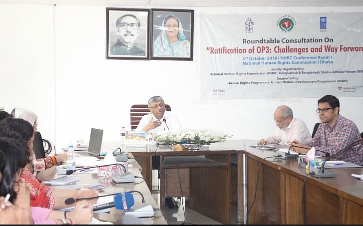 গোলটেবিল আলোচনায় বক্তৃতা করেন জাতীয় মানবাধিকার কমিশনের চেয়ারম্যান কাজী রিয়াজুল হক।