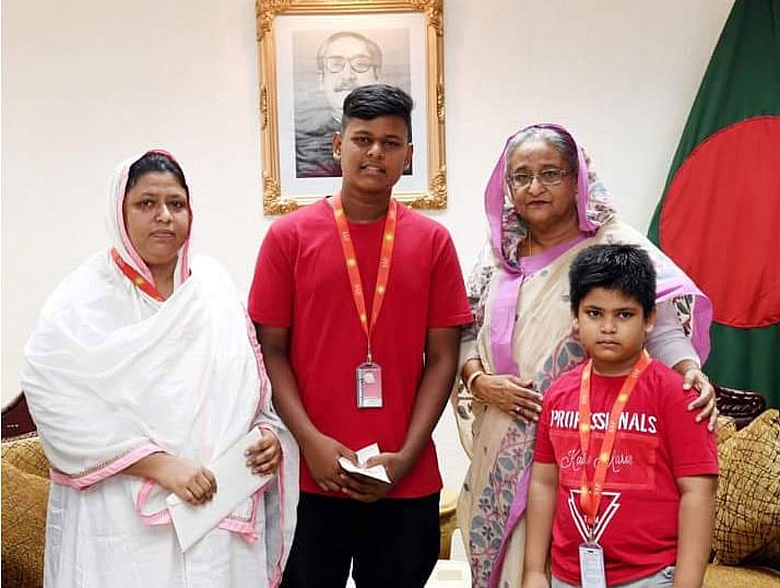 প্রধানমন্ত্রীর কাছ থেকে অনুদানের চেক নিচ্ছে একটি পরিবার। ছবি: প্রধানমন্ত্রীর কার্যালয়