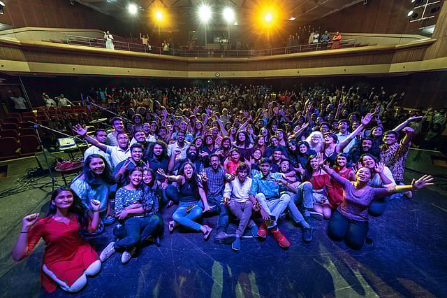 হ্যাবিট্যাট সেন্টারে পরিবেশনার মুহূর্ত