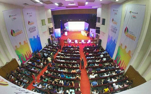 তরুণদের উদ্ভাবনী ভাবনার বিকাশের সুযোগ করে দিয়ে উদ্যোক্তা তৈরির লক্ষ্যে ৩ অক্টোবর ঢাকার ইঞ্জিনিয়ার্স ইনস্টিটিউশনে শুরু হয় মাইক্রোসফট-ইয়াং বাংলা ইন্টার্ন সামিট। ছবি: সংগৃহীত