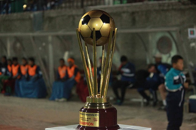 এ শিরোপা এখন বাংলাদেশের। ছবি: বাফুফে