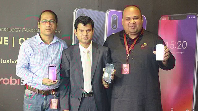 নতুন দুই স্মার্টফোন উদ্বোধন করেন ইউমিডিজি ও রবির কর্মকর্তারা। ছবি: সংগৃহীত।
