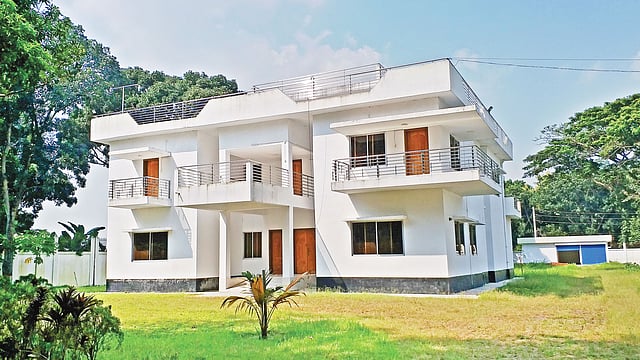 মাওলানা ভাসানী বিজ্ঞান ও প্রযুক্তি বিশ্ববিদ্যালয় ক্যাম্পাসে উপাচার্যের জন্য বানানো বাড়ি। টাঙ্গাইলের সন্তোষে।  ছবি: প্রথম আলো