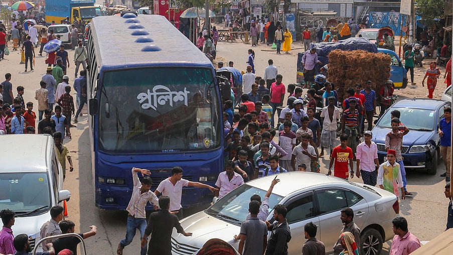 সড়ক পরিবহন আইন সংশোধনের দাবিতে রাজধানীর বিভিন্ন এলাকায় রাস্তায় নামেন পরিবহনশ্রমিকেরা। সড়কে প্রতিবন্ধকতা তৈরি করে যানবাহন চলাচলে বাধা দেন। এ সময় আইনশৃঙ্খলা রক্ষাকারী বাহিনীর গাড়িও আটকা পড়ে। গতকাল মোহাম্মদপুর বেড়িবাঁধ এলাকায়।  ছবি: সাবরিনা ইয়াসমীন