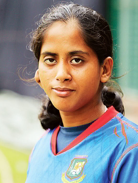 ৬ উইকেট নিয়ে পাকিস্তানি ব্যাটিং গুঁড়িয়ে দিয়েছেন অফ স্পিনার খাদিজাতুল কুবরা।